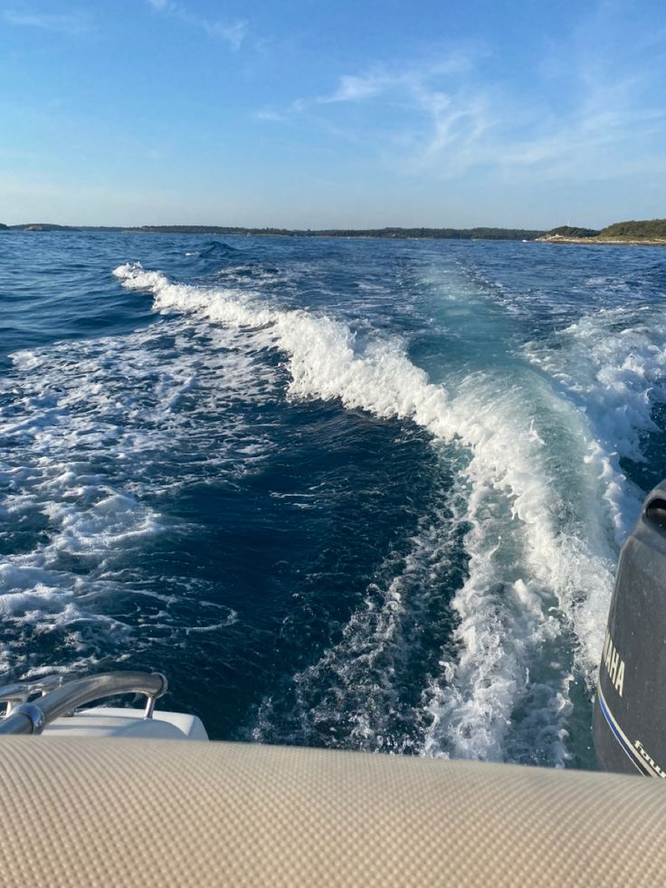 the back end of a boat traveling through the water