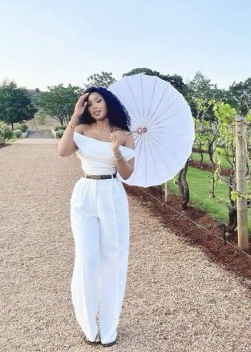 Nqobile Khwezi, Feminine Outfits Classy, Jumpsuit Outfit Ideas, Soft Feminine Outfits, Vintage Jumpsuit, Online Selling, Modest Dresses Casual, Stylish Work Attire, Effortlessly Chic Outfits