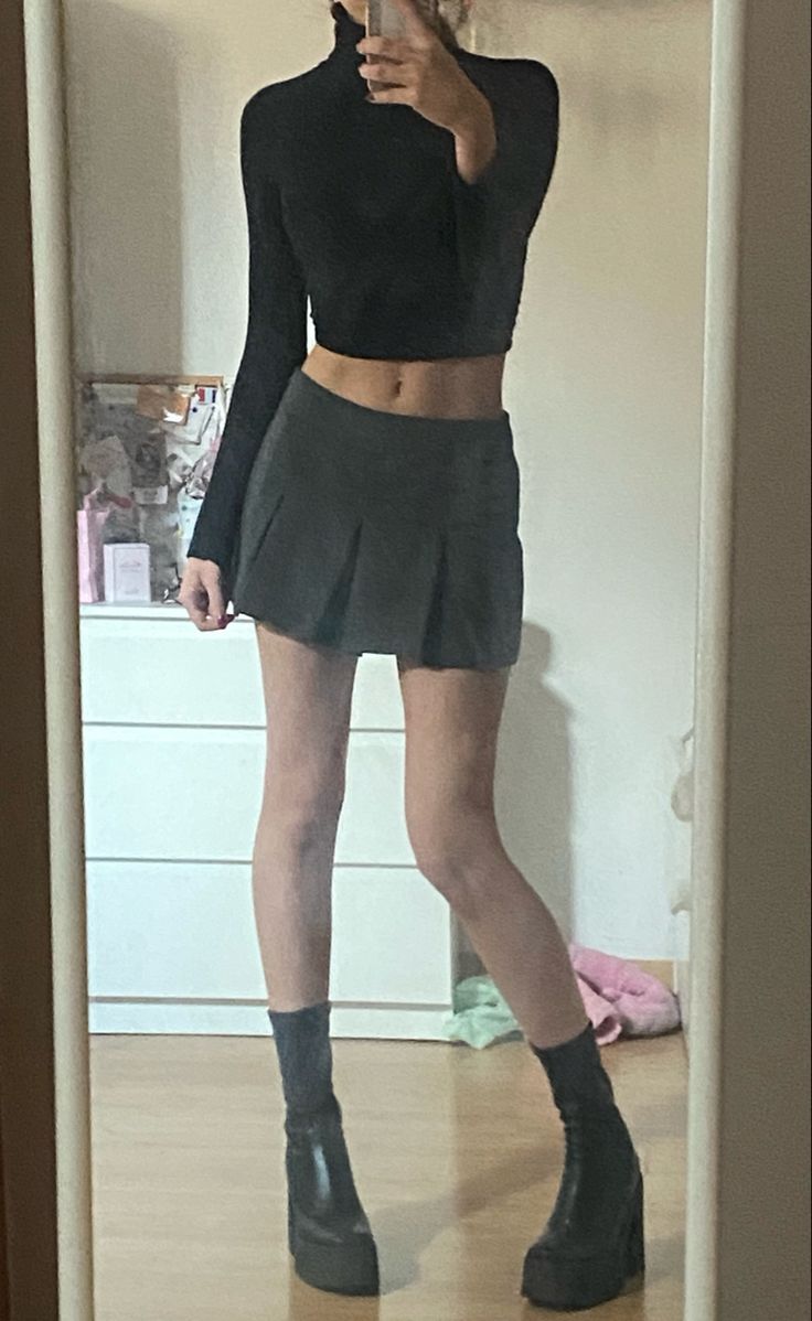 Zara Grey Skirt, Dark Grey Skirt Outfit, Gray Mini Skirt Outfit, Grey Tennis Skirt Outfit, Zara Skort Outfit, Skorts Skirts Outfit, Gray Tennis Skirt Outfit, Green Mini Skirt Outfit, Grey Mini Skirt Outfit