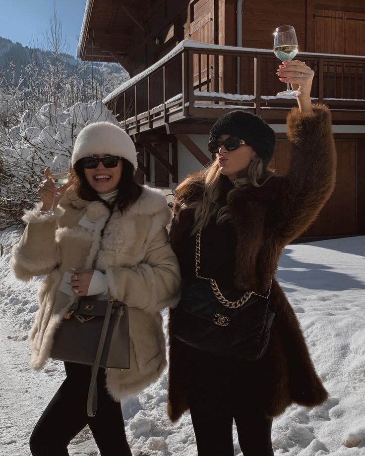 Neutral Ski Outfit, Russian Girl Winter Style, Park City Outfits Winter, Chic Ski Outfit, Apres Aesthetic, Fur Winter Outfits, Vail Style, Aspen Fashion, Vail Colorado Winter