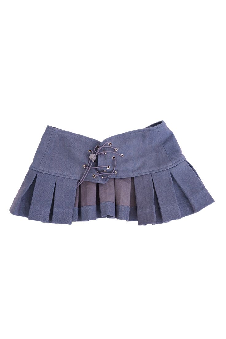 Pleated belt skirt with front opening and bungee closure. Pleats measure 5" long Made in India 100% Cotton Model wears size S/M S/M 36" M/L 39" Belt Inspo Outfit, Skirt Yoke, Blondie Lockes, Fashion Collection Inspiration, Long Pleated Skirt, Belt Skirt, Ariana Grande Style, Moschino Couture, Soft Bag