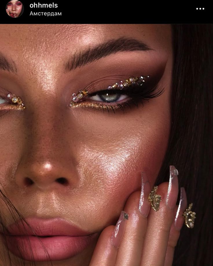 Gold Makeup Glitter, Nye Makeup, Gold Makeup Looks, Glitzy Glam, New Year's Makeup, Rhinestone Makeup, New Years Eve Makeup, Eye Makeup Styles, Cute Eye Makeup