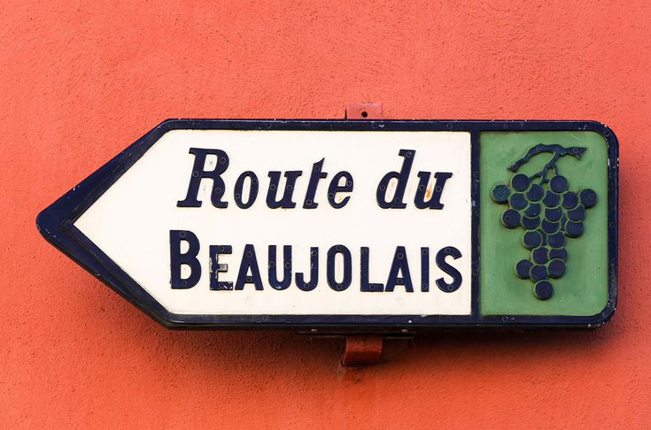 a sign on the side of a building that says route du beaujoais