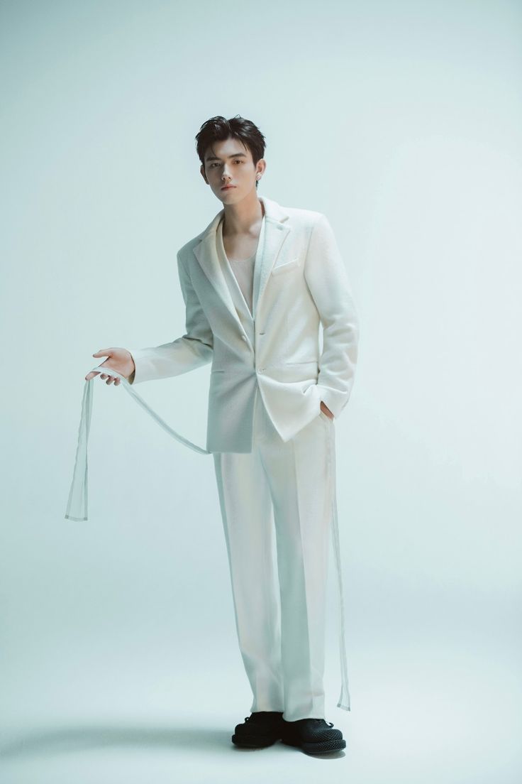 White Christmas Outfit, Christmas Outfit Men, Gentleman Hat, Graduation Look, Chen Feiyu, Suit Ideas, Garden Party Birthday, Cool Outfits For Men, Fashion Board