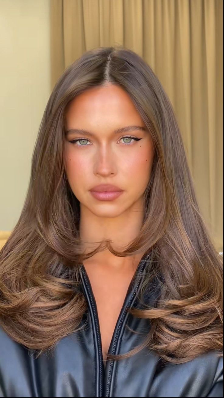 Victoria Secret Brunette Hair, One Lenght Hairstyle Women, Victoria Secret Hair Color, Old Money Medium Haircut, Bombshell Brown Hair, Brown Old Money Hair, Brown Hair Old Money, Expensive Brunette Hair Color 2024, Good Hair Colors For Pale Skin