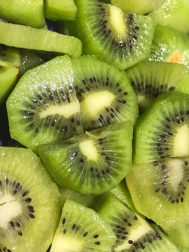 sliced kiwis are arranged on top of each other