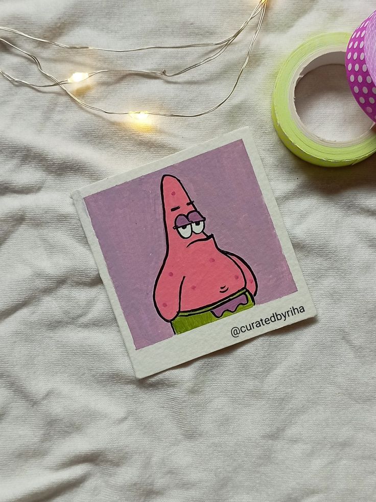 Spongebob cartoon polaroids Polaroid Painting Cartoon, Small Canvas Cartoon Paintings, Diy Polaroid Drawing, Drawing On Small Cards, Simple Polaroid Painting, Poloride Painting, Polaroid Drawing Ideas Aesthetic, Polaroid Drawing Simple, Aesthetic Polaroid Drawing