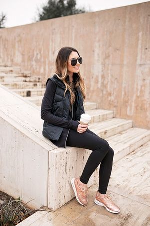 rose gold sneakers + black yoga leggings + black bubble vest + aviators l casual leggings outfits for fall #sporty #casualstyle #leggings Sneakers Outfit Work, Tennis Outfits, Tennis Shoes Outfit, Athleisure Trend, Sneakers Fashion Outfits, Trendy Outfits Winter, Legging Outfits, Trendy Winter, Mode Casual