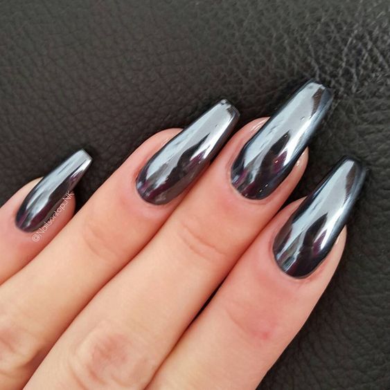 Chrome nails are killing the game right now and honestly, we can’t get enough of ‘em. The high-shine look works on short nails, long nails and acrylics, and it can even be used as nail art, making it a trend that everyone can get involved with. As we spend most of our lunch break ooh-ing and ahh-ing over thousands of breathtaking designs, we thought it was about time that we not only share our favourites, but also tell you how to achieve them. Chrome Nails Designs 2023, Black Mirror Nails, Black Powder Nails, Black Metallic Nails, Black And Chrome Nails, Metallic Black Nails, Chrome Nail Ideas, Black Chrome Nails, Chrome Nail Polish