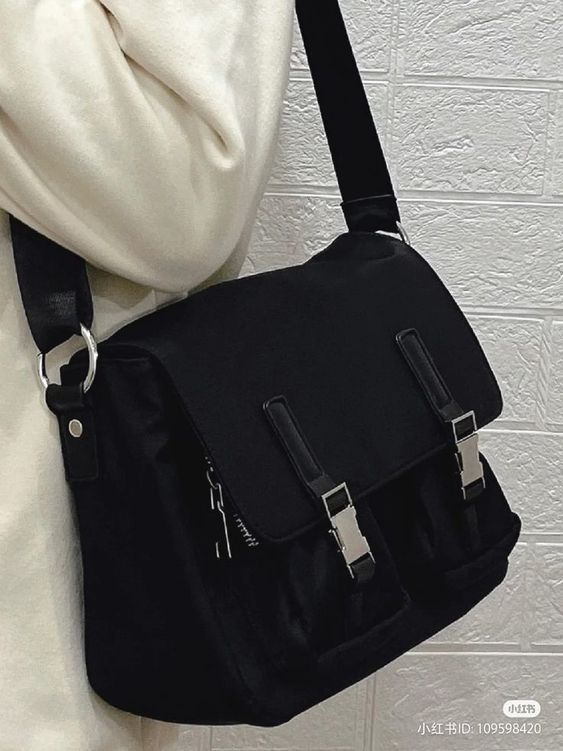 Black Messenger Bag, Black School Bags, Uni Bag, University Bag, Stylish School Bags, My Style Bags, Mens Bags Fashion, Aesthetic Bags, Estilo Hippie