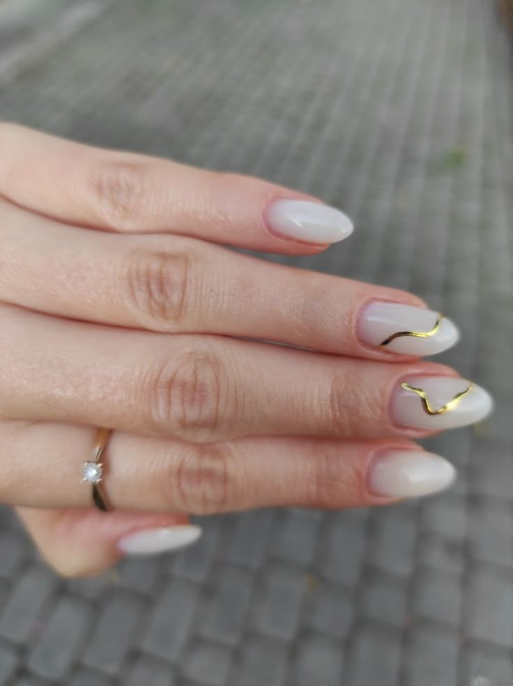 Short Nails White And Gold, White Nails With Gold Accent Nail, Milk White And Gold Nails, White Nail With Gold Design, White And Gold Design Nails, Simple Nails With Gold Accent, Milky White Nails With Gold Design, Milky White Gold Nails, Minimal Gold Nails