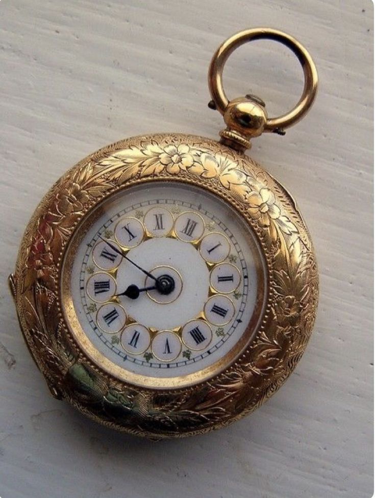 Aesthetic Trinkets, Vintage Items Antiques, Antique Trinkets, Clock Accessories, Pocket Clock, Magical Objects, Time Magic, Harry Clarke, Antique Pocket Watch