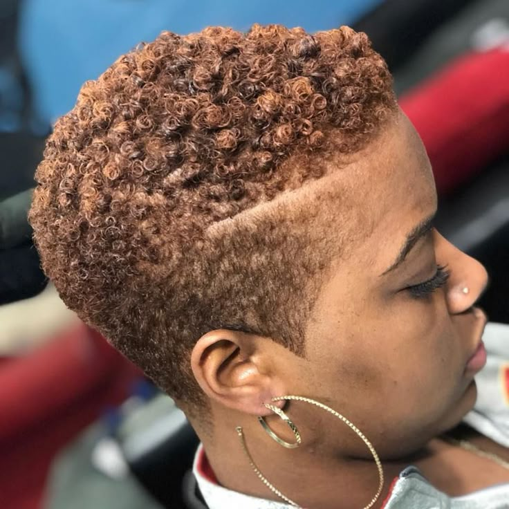 TWA with Extra Short Sides Women Tapered Haircut, Tapered Twa Hairstyles, Combover Hairstyles, Short Black Natural Hairstyles, Short Natural Curls, Tapered Twa, Short Textured Hair, Short Natural Haircuts, Cabello Afro Natural