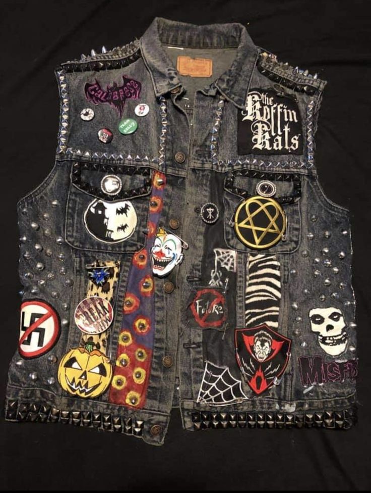 Ghost Battle Jacket, Horror Battle Jacket, Battle Jacket Inspiration, Diy Battle Jacket, Punk Denim Jacket Diy, Battle Vest Punk, Battle Vest Outfit, Punk Jacket Ideas, Battle Vest Ideas