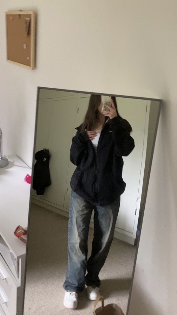 Baggy Jean Outfits Girl, Outfit Ideas With Black Hoodie, How To Style Black Air Force 1, Black Hoodie With Jeans, White Nikes Outfit, Really Baggy Jeans Outfit, Hoodie With Baggy Jeans, Baggy Clothes Girl, Ash Style Outfit