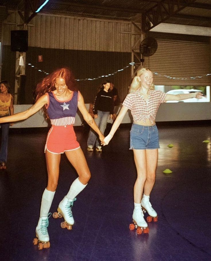 70s Aesthetic Photos, Summer In The 80s, Retro Roller Skates Aesthetic, Roller Skating 80s, 90s Roller Skating Outfit, 80s Girl Aesthetic, 80s Inspired Photoshoot, Roller Skating Aesthetic 80s, 70s Roller Skating