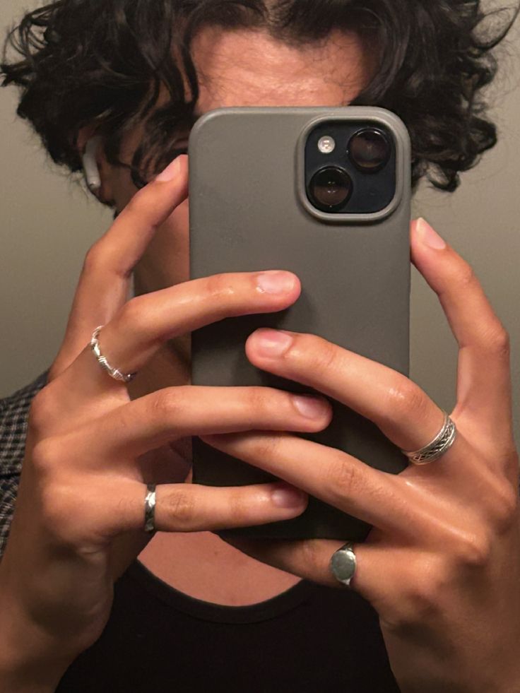 Guys With Rings Aesthetic, Men Wearing Rings Aesthetic, Guys With Jewelry, Y2k Rings Aesthetic Men, Rings Male Aesthetic, Men Assesories Aesthetic, Guy Jewelry Rings, Men Aesthetic Jewelry, Soft Boy Jewelry