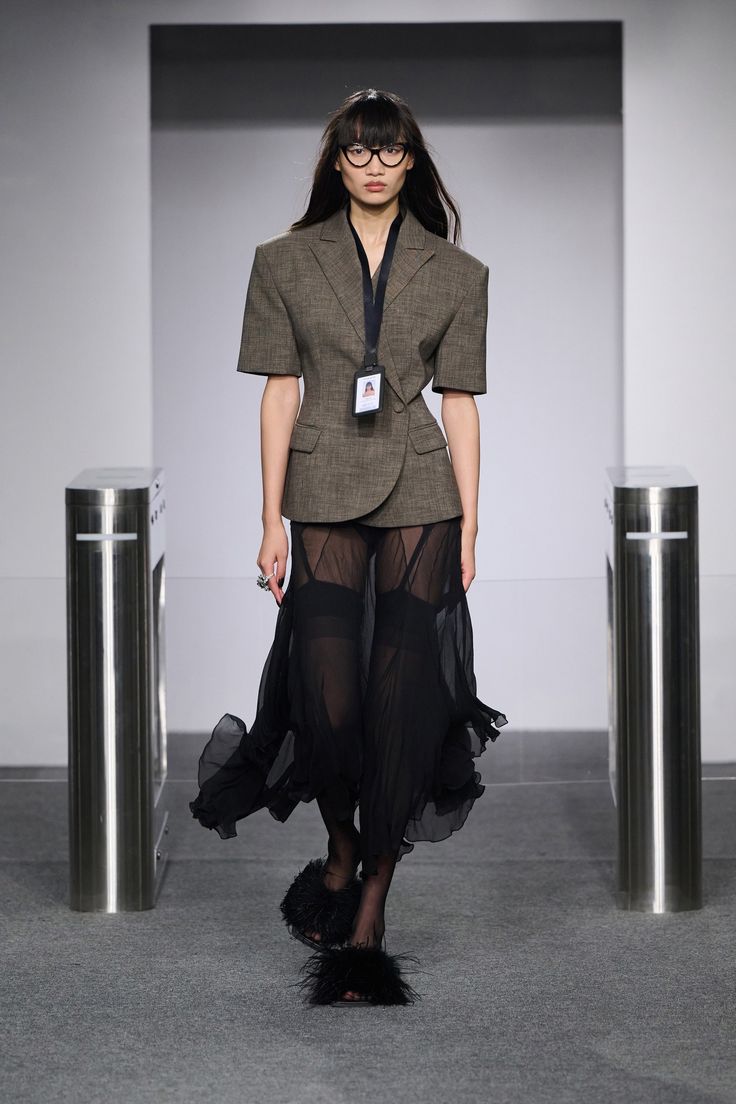 Ss24 Fashion Runway, Corp Core, Office Core Outfit, Corporate Core, Shushu Tong Ss23, Gothic Runway Fashion 90s, Cargo Skirt Runway, Leather Skirt Runway, Shanghai Fashion