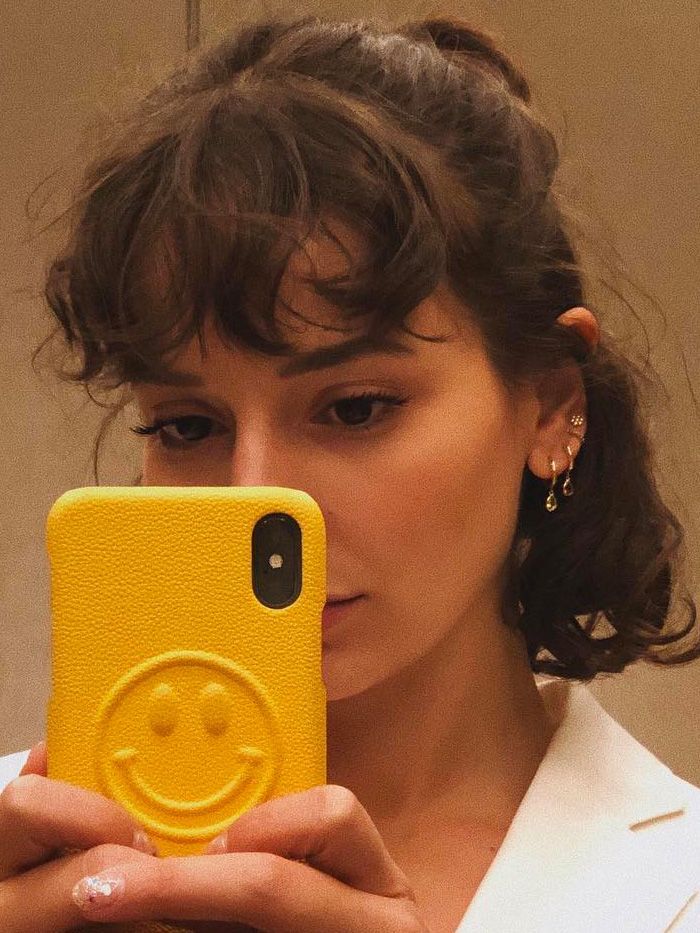 Alyssa Coscarelli, Multiple Ear Piercing, Curly Bangs, Multiple Ear Piercings, Penteado Cabelo Curto, Short Hair With Bangs, Short Curly Hair, Grunge Hair, Dream Hair