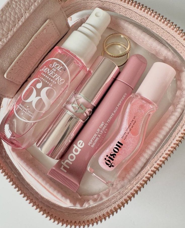 Pink Gift Bag, Gift Bag Ideas, Preppy Makeup, Makeup Bag Essentials, Sephora Skin Care, Perfect Skin Care Routine, Fancy Makeup, Pretty Skin Care, Pretty Skin