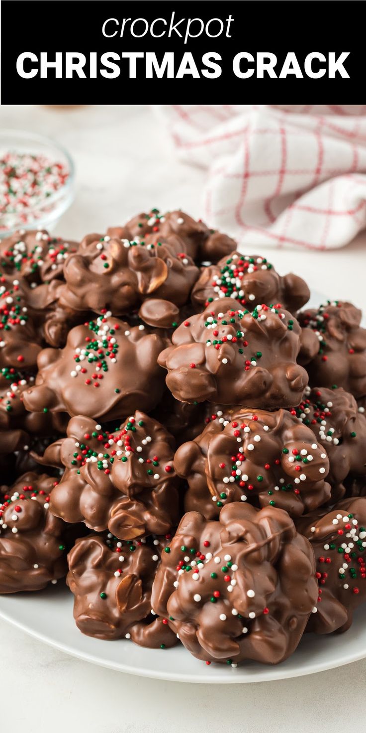 rockpot Christmas Crack is an addicting chocolate Christmas candy you make in your slow cooker. This treat combines white and milk chocolate with salty peanuts. Crockpot Christmas, Christmas Candy Easy, Easy Christmas Candy Recipes, Crockpot Candy, Resipi Kek, Chocolate Covered Peanuts, Christmas Baking Recipes, Candy Recipes Homemade, Christmas Candy Recipes