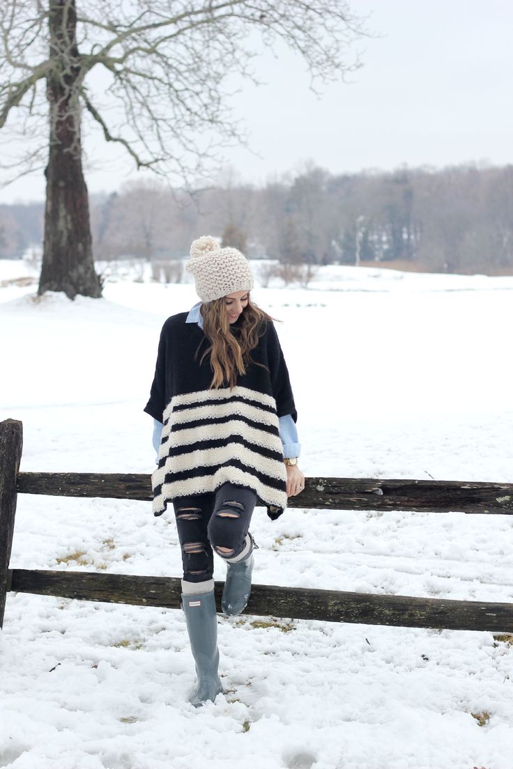 Striped Poncho, Winter Style, Hunter Boots Grey Hunter Boots Outfit, Winter Street Styles, Grey Hunter Boots, Hunter Boots Outfit, Lauren Mcbride, Cold Fashion, Winter Street, Boating Outfit, Street Style Winter