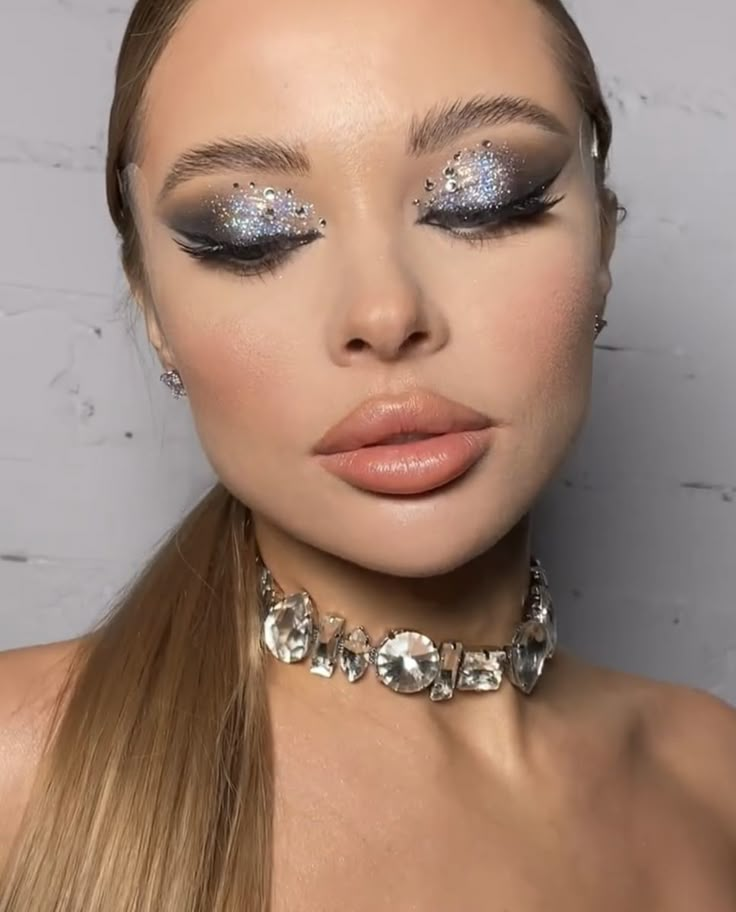 Silver Glam Makeup Sparkle, Metallic Silver Makeup, Silver Festival Makeup, Silver Glitter Makeup Looks, Makeup Silver Glitter, Silver Glam Makeup, Silver Glitter Makeup, Dark Smokey Eye Makeup, Dark Makeup Looks