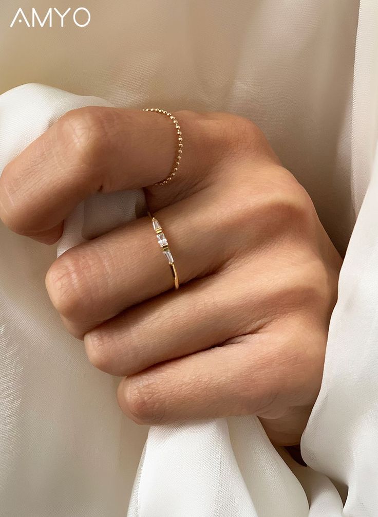 Dainty Baguette Ring | Chain ring, Minimal Rings, Everyday jewelry, Tiny rings, Stackable rings... #modern #chic #ilovehandmade Dainty Jewelry Silver, Dainty Gold Jewelry, How To Wear Rings, Aesthetic Rings, Minimal Ring, Layered Rings, Real Gold Jewelry, Baguette Ring, Minimal Jewelry