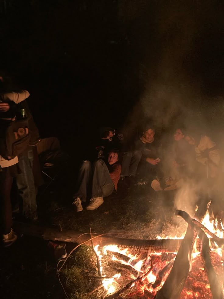 bonfire party Woods Party Aesthetic, Party In The Woods Aesthetic, Sweet 16 Bonfire Party Ideas, Bombfire Party, Bonfire Night Party, Drunk Party Aesthetic, Bonfire Aesthetic Friends, Country Party Aesthetic, Fall Party Aesthetic