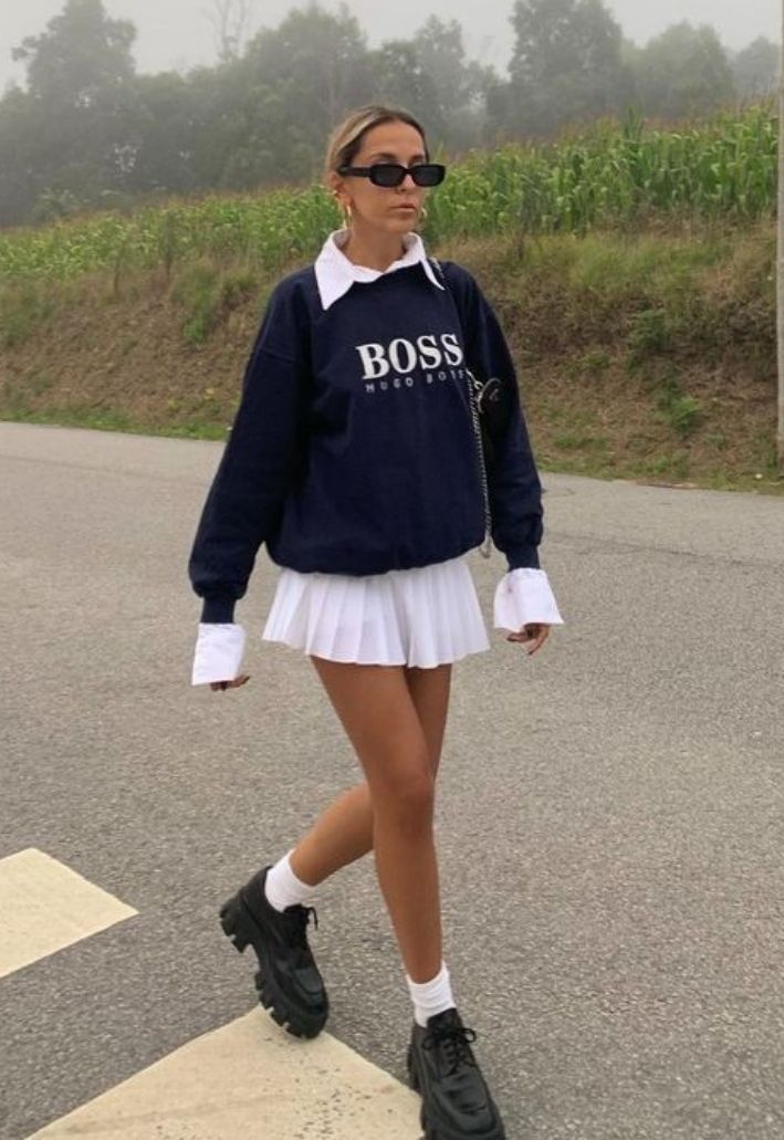 Uniform Aesthetic, Preppy Style Outfits, Cute Mini Skirt Outfits, Preppy Mode, Adrette Outfits, Ny Outfits, Tennis Skirt Outfit, Short Blanc, Rock Outfit