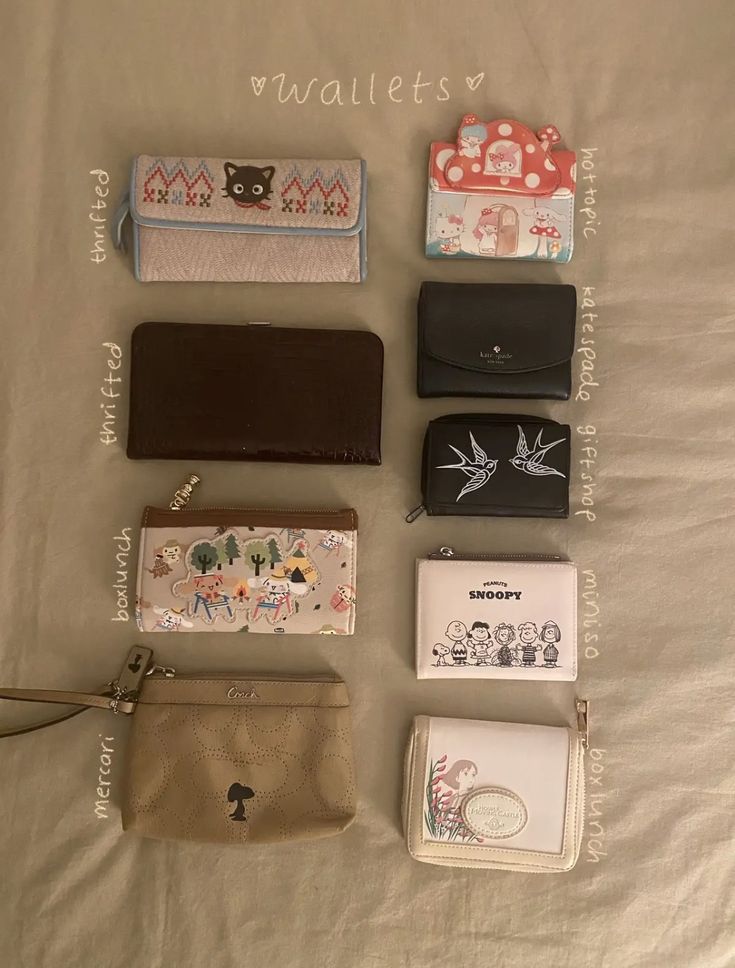 Cute Wallet Aesthetic, Aesthetic Wallet, Wallet Essentials, Wallet Aesthetic, Cute Pouch, School Bag Essentials, Backpack Essentials, Cute Wallet, Wallet Cute