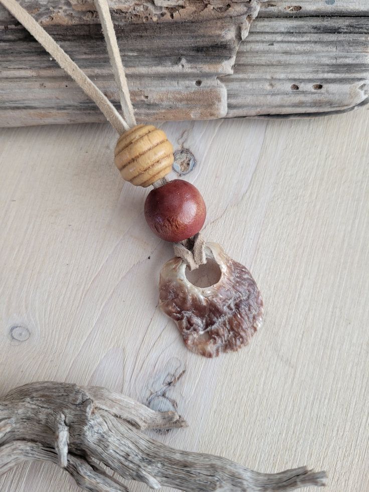 Beachy Jewelry, Seashell Jewelry, Layered Jewelry, Seashell Crafts, Shell Jewelry, Shell Pendant, Shell Necklaces, Beach Jewelry, Beach Fun