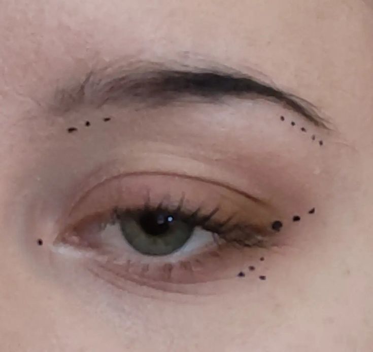 Simple and soft eyeliner, fairy eyeliner, dot eyeliner Make Up Dots Eyes, Eyeliner Styles With Dots, Fairy Eyeliner Looks, Dot Eye Makeup Eyeliner, Makeup Dots Eye, Simple Eyeliner Makeup Looks, Eyeliner Dots Style, Fairy Makeup Eyeliner, Dot Eyeliner Make Up