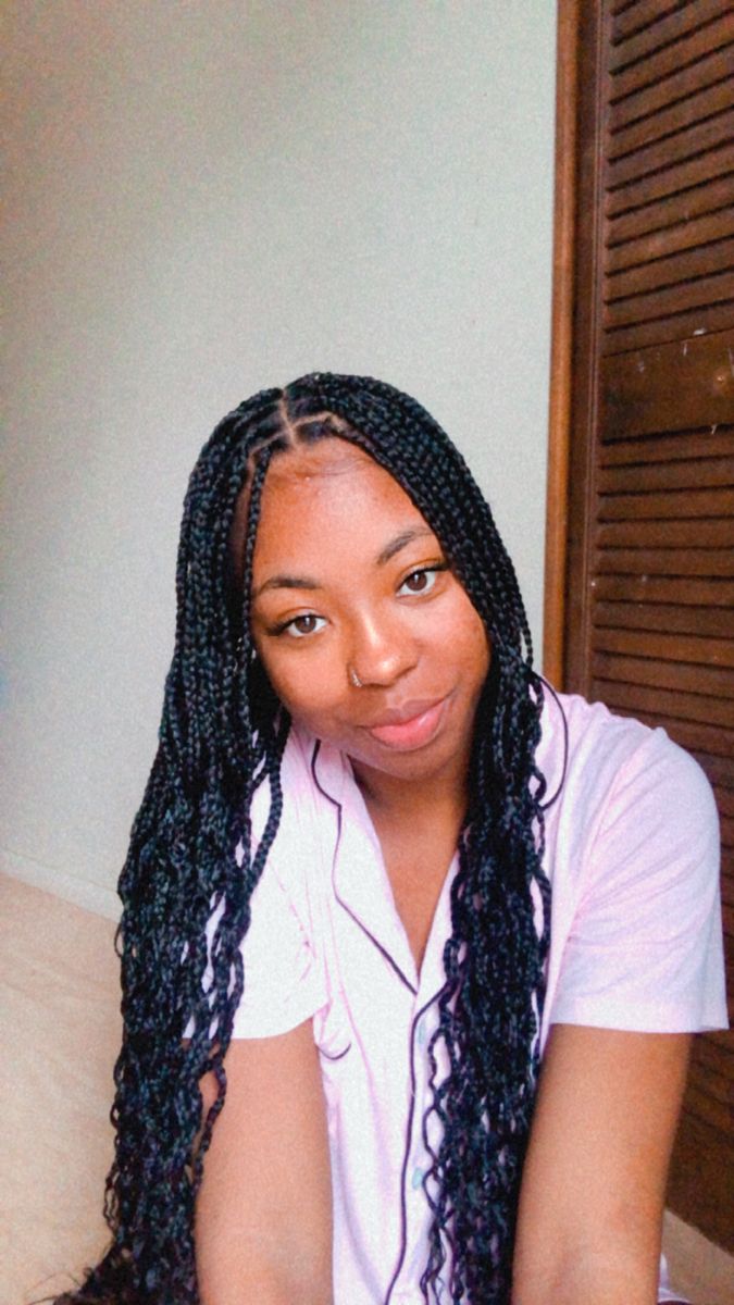 Small Box Braids Wavy Ends, Knotless Braids Wavy Ends, Wavy Box Braids Black Women, Wavy Knotless Box Braids, Box Braids Wavy Ends, Wavy Braids Black Women, Wavy Knotless Braids, Knotless Braids With Loose Curls, Box Braids With Wavy Ends