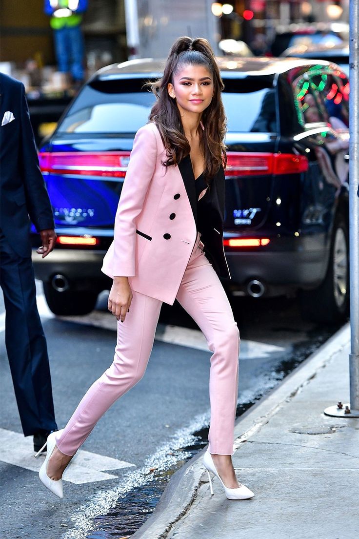 James Devaney Stile Blair Waldorf, Zendaya Outfits, Mode Rose, Zendaya Style, Pink Suit, Summer Work Outfits, Work Outfits Women, Business Attire, Suit Fashion