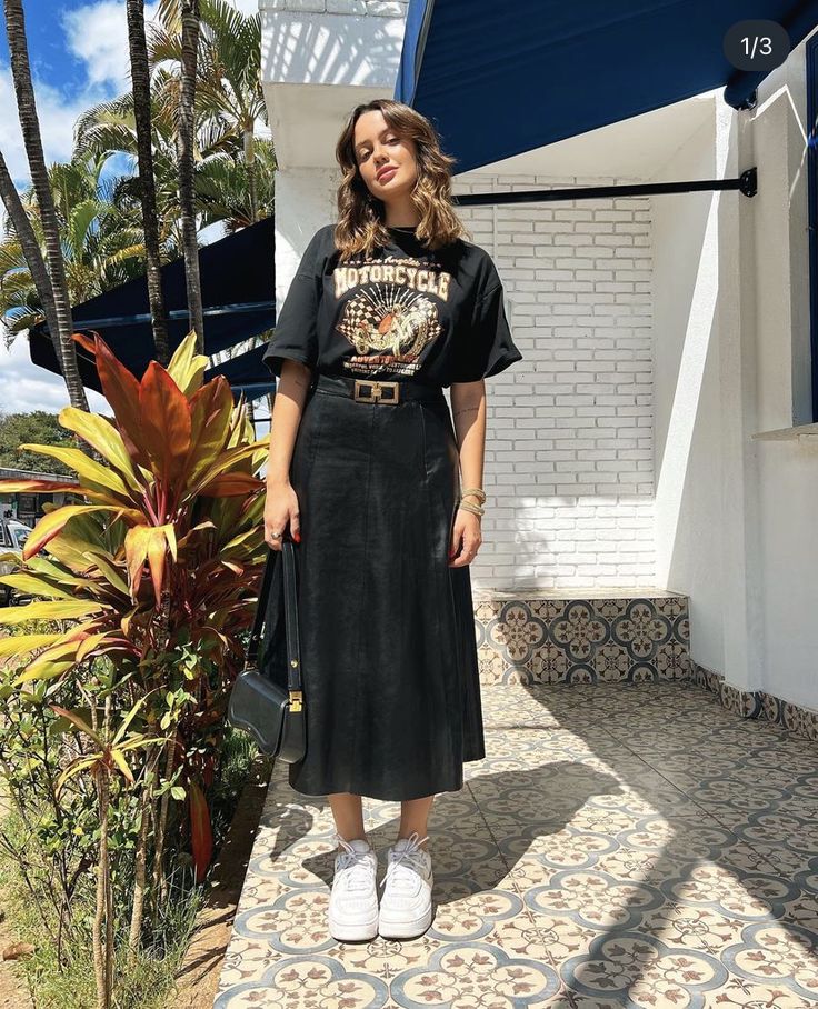 Everyday Work Outfits Casual, Black Linen Midi Skirt Outfit, T Shirt Long Skirt Outfit, Afternoon Outfit Casual, Amsterdam Street Style 2024, Creative Style Outfits Inspiration, How To Wear Midi Skirt, Modest Concert Outfit, Boho Look Outfit