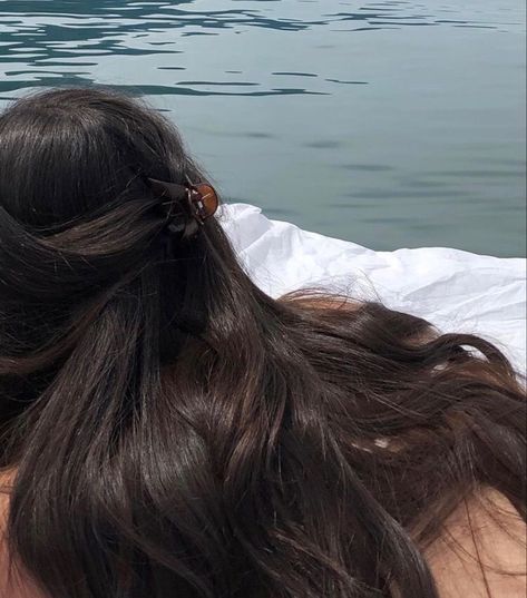 Sloane Hargreeves, Estilo Madison Beer, Dark Brunette Hair, Brown Hair Inspo, Brown Hair Dye, Dark Brunette, Long Brown Hair, The Summer I Turned Pretty, Hair Inspo Color