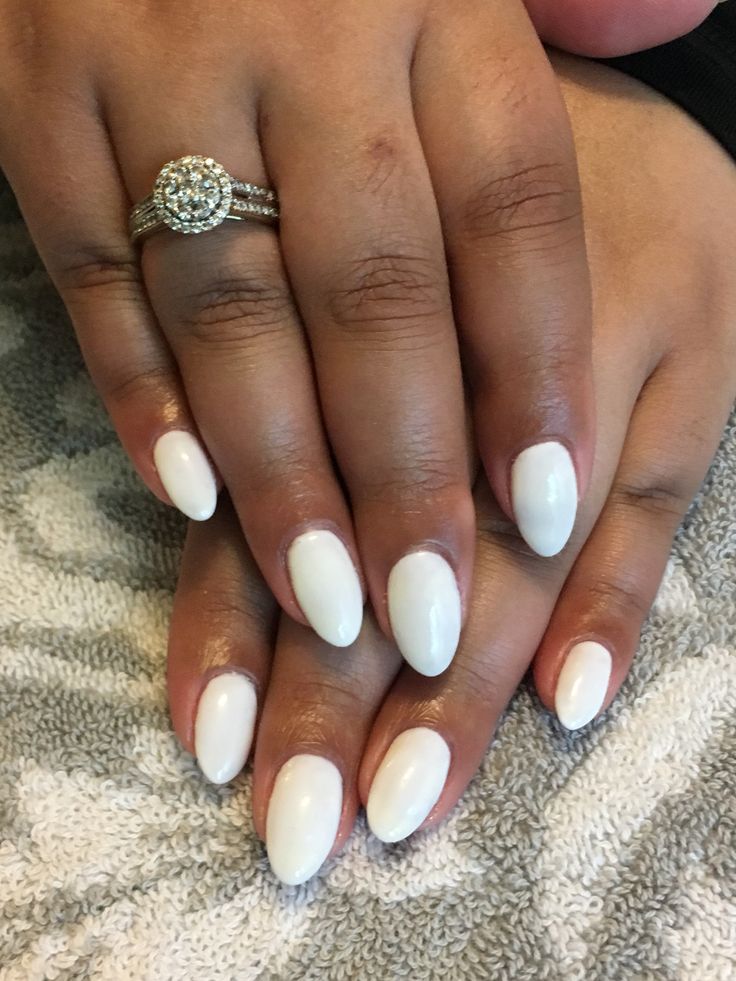 White Oval Gel Nails, Oval Acrilyc Nails, White Almost Nails, White Nails Round Shape, Rounded White Nails, Short Oval White Nails, White Round Nails Design, All White Almond Nails, White Oval Nails Design