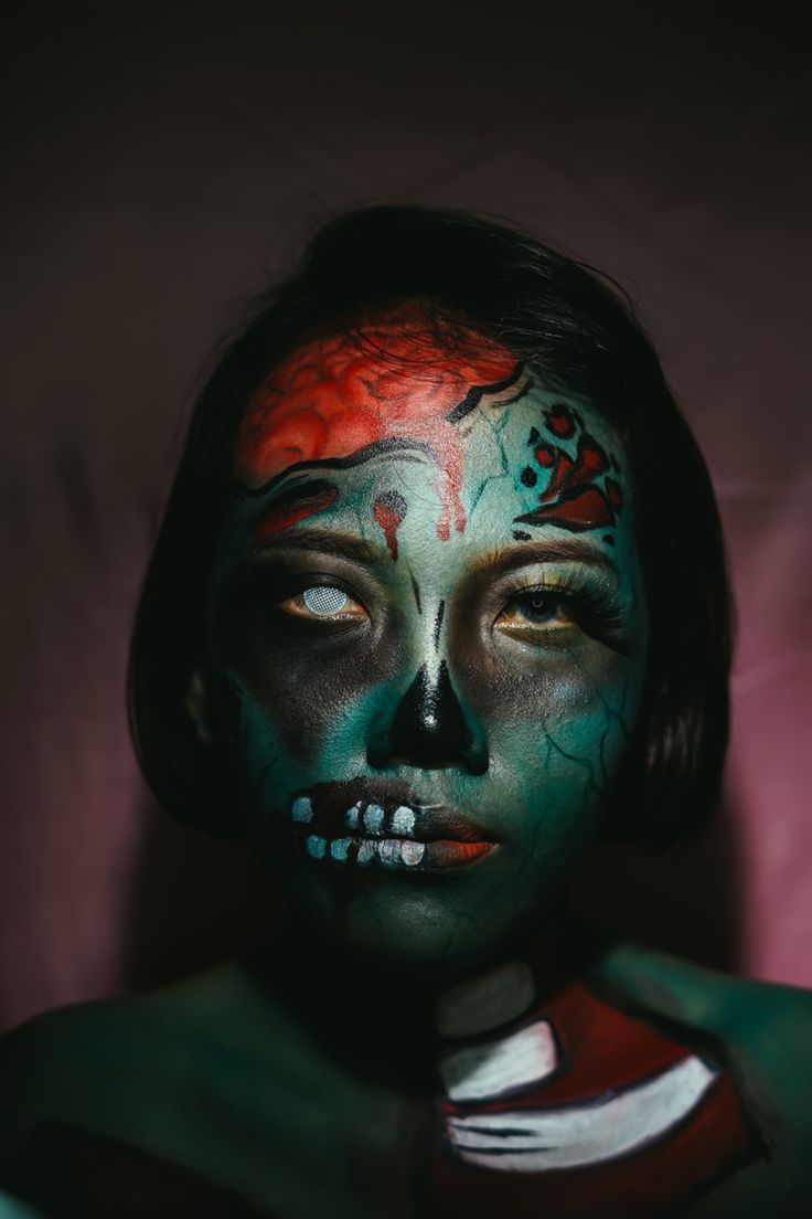 Zombie Half Face Makeup, Horror Sfx Makeup, Cute Zombie Makeup, Scary Zombie Makeup, Skeleton Makeup Kids, Zombie Girl Makeup, Halloween Makeup Zombie, Easy Zombie Makeup, Zombie Face Makeup