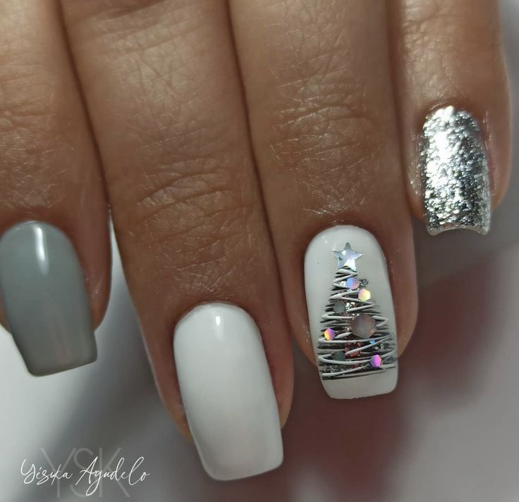 Silver Christmas Tree Nails, Xmas Nail Designs 2023, White Christmas Tree Nail Art, Christmas Nails Simple Classy Short, Crismas Nails Art, Gray Christmas Nails, Silver Christmas Nail Designs, Christmas Manicure Ideas For Short Nails, Christmas Nails 2022 Short