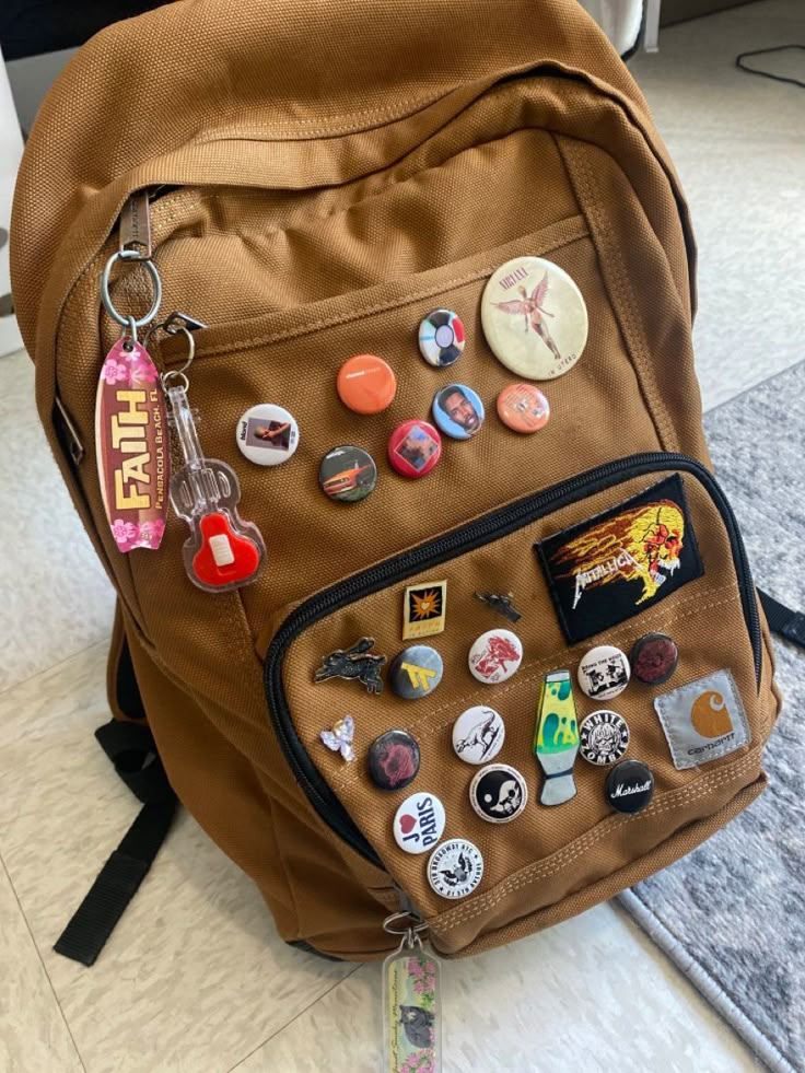 Maximalist Backpack, Messenger Bag With Pins, Pins On Backpack, Backpack Pins Aesthetic, Decorated Backpack, Decorate Your Backpack, Backpack With Pins, Mochila Jansport, Backpack Ideas