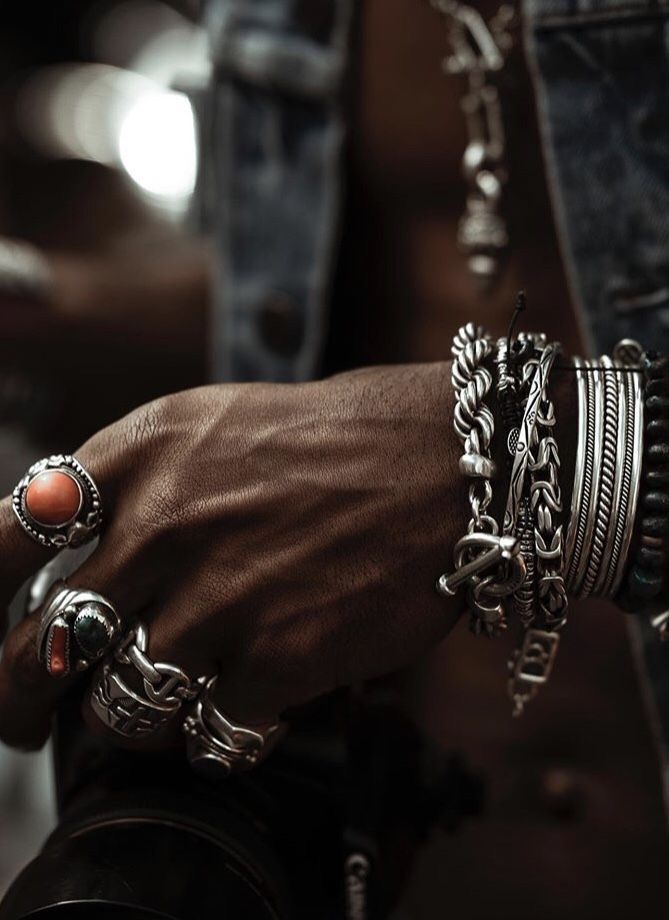 Biker Rings Mens, Moda Hippie, Bracelets And Rings, Boho Men, Beaded Jewelry Designs, Friendship Bracelets Diy, Jewelry Lookbook, Jewelry Images, Streetwear Men Outfits