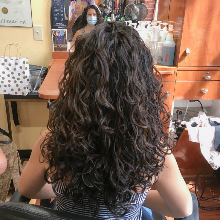 Fall curly haircut with curly highlights for 2c 3a hair. Shoulder length dark brown curly hairstyle. Before and after my devacurl cut. Curly hair styled with Innersense styling products. Curly girl wash day routine. #cleanbeautyproducts #curlyhairproducts #2chair #3ahair #curlyhairstyle #wavyhairstyle #curlycut #devacut #devacurl #curls #fallcurlyhairstyle #pinturahighlights #curlyhighlights #longcurlyhair #browncurlyhair #layeredcurlyhair Long Layered Curly Hair, Long Curly Haircuts, Highlights Curly, Natural Curly Hair Cuts, Layered Curly Hair, Brown Curly Hair, Curly Hair Photos, Wavy Haircuts, Haircuts For Wavy Hair