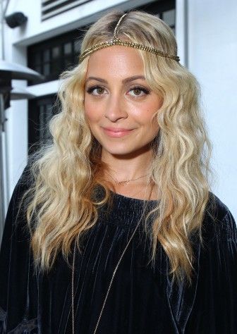 Seventies+Fashion+Women | Style maven Nicole Richie can do no wrong in my book. All centre ... 70s Disco Hair, Nicole Richie Hair, Disco Hair, 1970s Hairstyles, Beyonce Hair, 70s Hair, Hippie Hair, Nicole Richie, Curly Bob Hairstyles