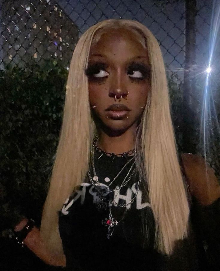 Black Alternative Girl, Afro Punk Fashion, Bottle Blonde, Dark Eyeshadow, Doll Eye Makeup, Alt Girls, Face Makeup Tips, Cool Makeup Looks, Emo Makeup