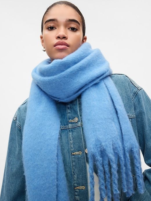 Chunky Scarf Sweater Scarf Outfit, Blue Scarf Aesthetic, Cozy Winter Scarves With Fringe, Cozy Fringed Scarves For Fall, Winter Scarf Outfit, Thick Scarves, Scarf Outfit Winter, Light Blue Scarf, Fluffy Scarf