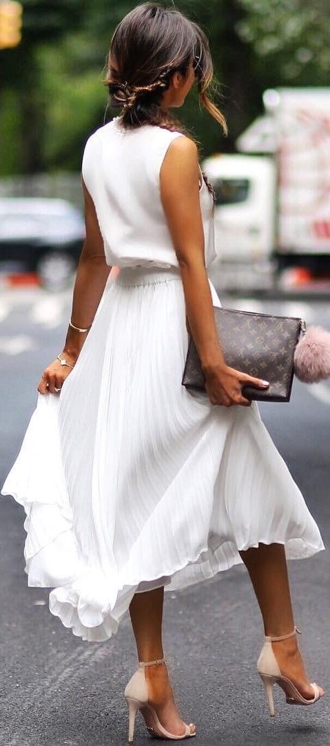 All-White Party Outfits Ideas for Women  - If you’ve never heard of an all-white party, this is a social gathering where everyone shows up in white looking all bright and angelic. These parti... -   . All White Party Outfits, Work Outfits Frauen, White Party Outfit, Professional Work Outfit, Street Style Fall Outfits, All White Party, All White Outfit, Moda Chic, White Party