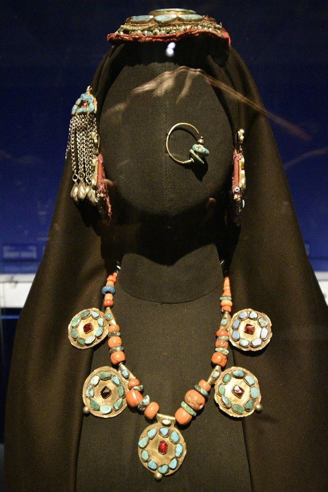 Saudi Arabian gold turquoise and coral jewelry from the Najd region. Arabian Jewelry, Arabian Jewellery, Saudi Jewelry, Arab Head Jewelry, Saudi Arabian Traditional Clothing, Arabian Necklace, Saudi Arabian Jewelry, Bedouin Jewelry, Middle Eastern Jewelry