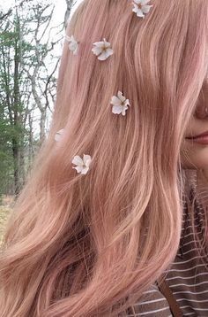 Rose gold Hip Hairstyles, Fluttershy Aesthetic, Mlp Fashion, Mlp Designs, Ulzzang Friends, Loona Aesthetic, Gold Hair Colors, Hair Color Rose Gold, Flowers In Her Hair