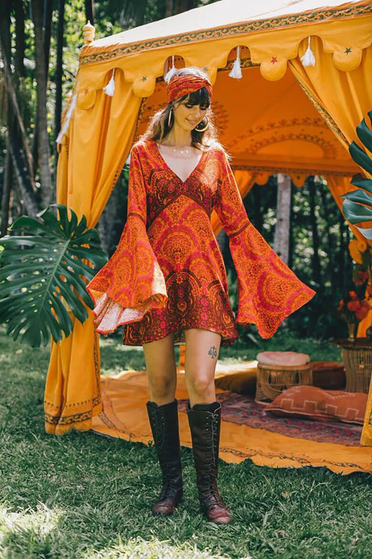 Nine Lives Bazaar Brings The Psychedelic Edge In This 1970s Inspired Collection 70s Fashion Hippie, Fashion Hippie, 70s Inspired Outfits, Moda Hippie, Fashion 1970s, 60s 70s Fashion, Outfits 70s, Estilo Hippy, Fest Outfits